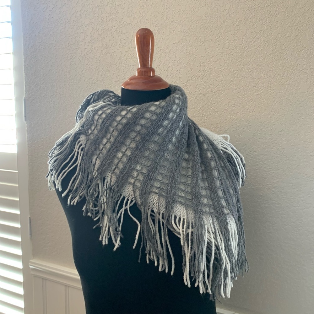 Neck scarf for winter, fringe two tones wear gray or white side